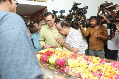 Celebs Pay homage to Chandra Mohan  - 10 of 24