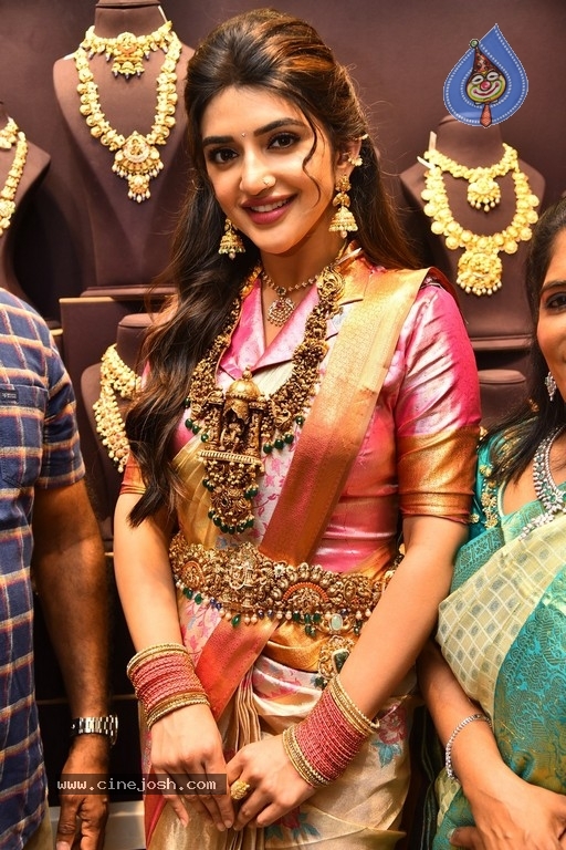 Sreeleela at CMR family mall in Kukatpally - 3 / 36 photos