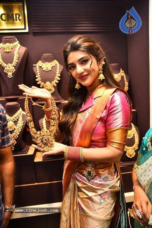 Sreeleela at CMR family mall in Kukatpally - 9 / 36 photos