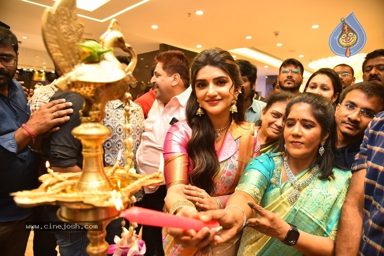 Sreeleela at CMR family mall in Kukatpally - 11 / 36 photos