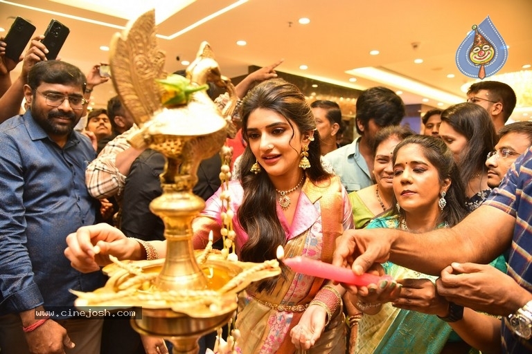 Sreeleela at CMR family mall in Kukatpally - 17 / 36 photos