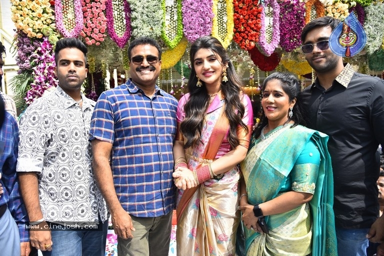 Sreeleela at CMR family mall in Kukatpally - 18 / 36 photos