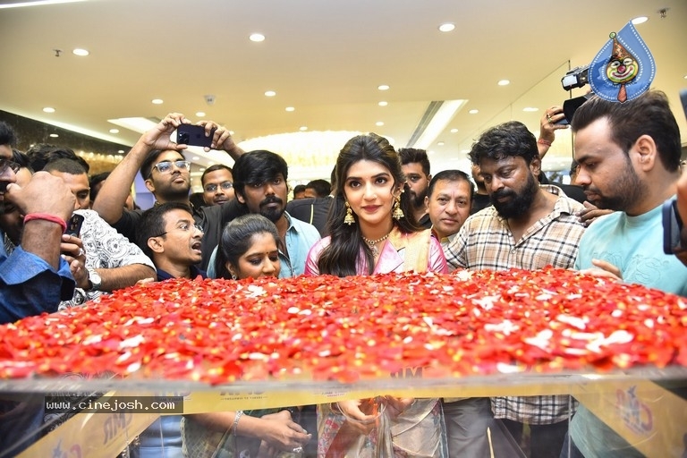 Sreeleela at CMR family mall in Kukatpally - 19 / 36 photos
