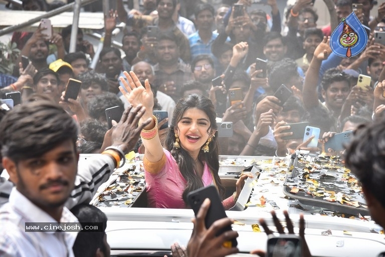 Sreeleela at CMR family mall in Kukatpally - 20 / 36 photos