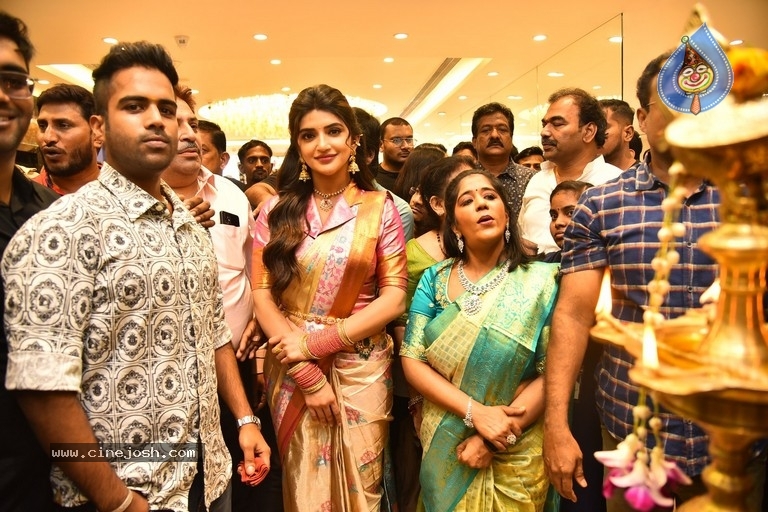 Sreeleela at CMR family mall in Kukatpally - 25 / 36 photos