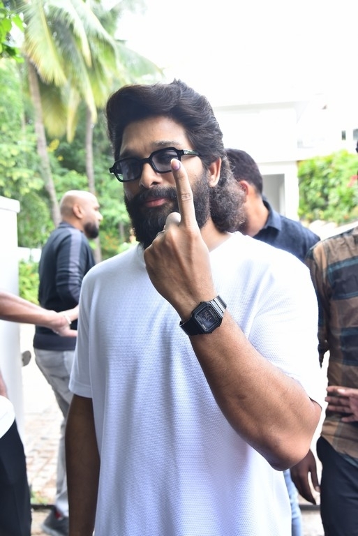 Celebrities Cast Their Vote - 34 / 38 photos