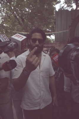 Celebrities Cast Their Vote - 5 of 38