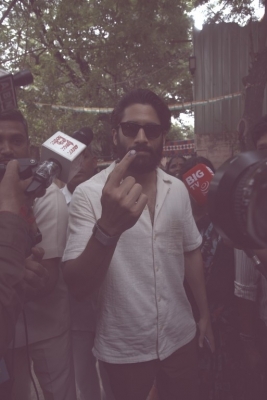 Celebrities Cast Their Vote - 6 of 38