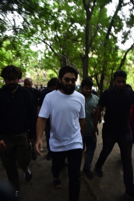 Celebrities Cast Their Vote - 8 of 38