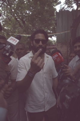 Celebrities Cast Their Vote - 9 of 38