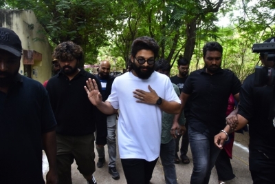 Celebrities Cast Their Vote - 11 of 38