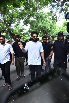 Celebrities Cast Their Vote - 19 of 38