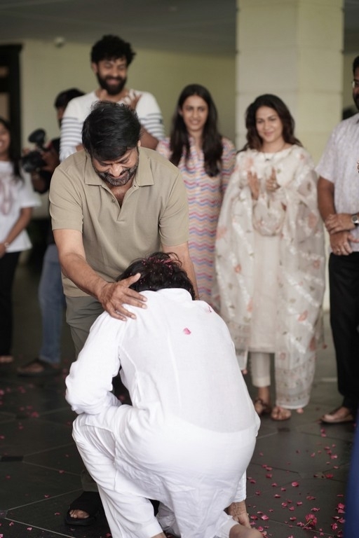 Pawan Kalyan Meets Megastar - 11 / 22 photos