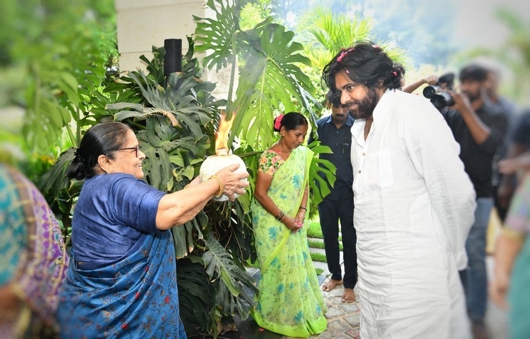 Pawan Kalyan Meets Megastar - 15 / 22 photos