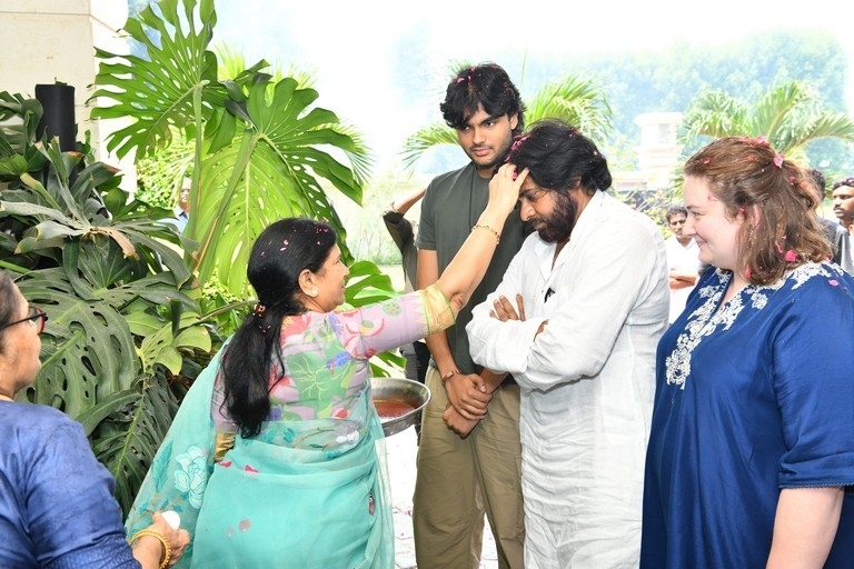 Pawan Kalyan Meets Megastar - 22 / 22 photos