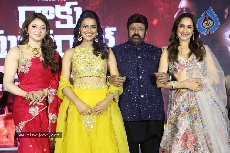 Daaku Maharaaj Pre Release Event - 4 / 27 photos