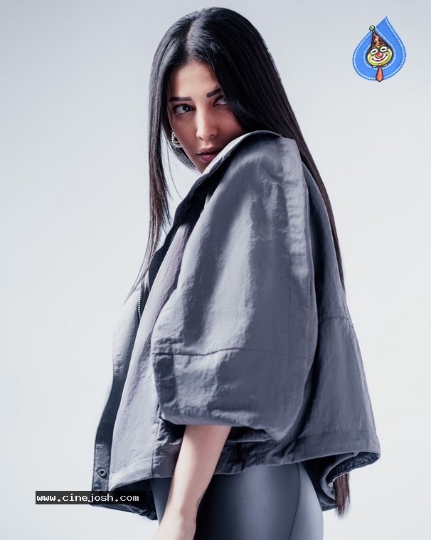 Shruti Haasan Photos - 1 / 9 photos