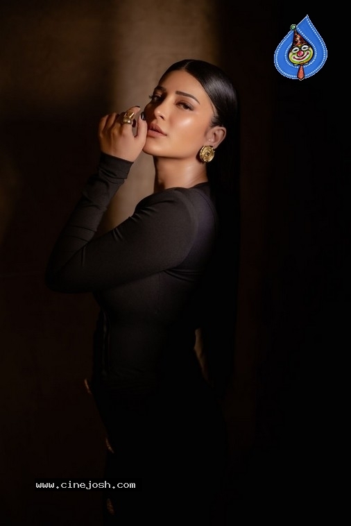 Shruti Haasan Photos - 2 / 9 photos
