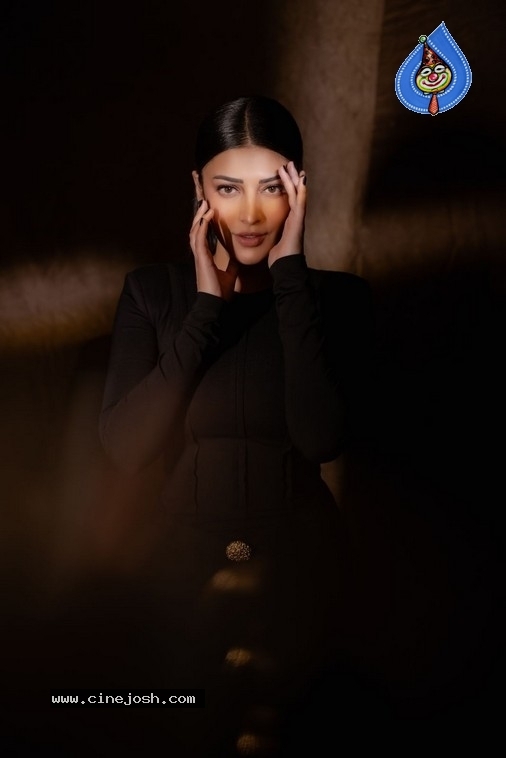 Shruti Haasan Photos - 4 / 9 photos