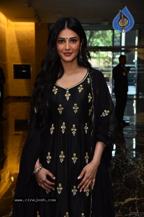 Shruti Haasan Photos - 2 / 21 photos
