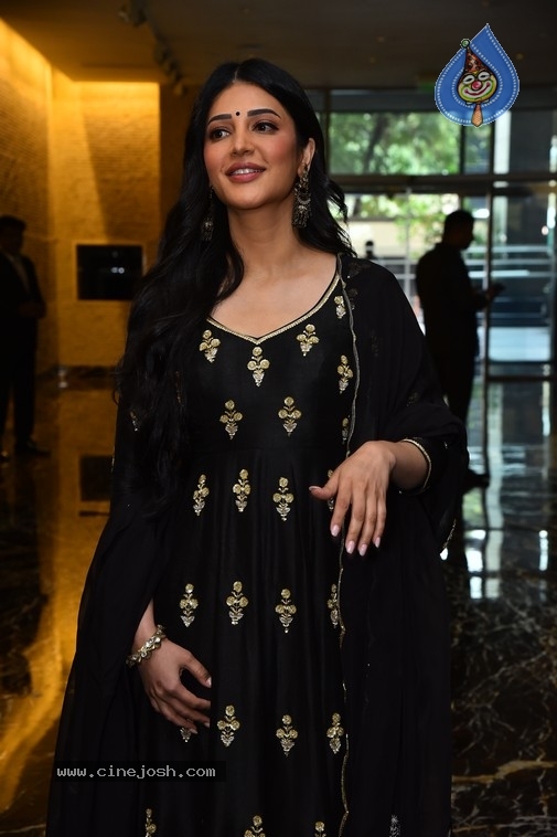 Shruti Haasan Photos - 21 / 21 photos