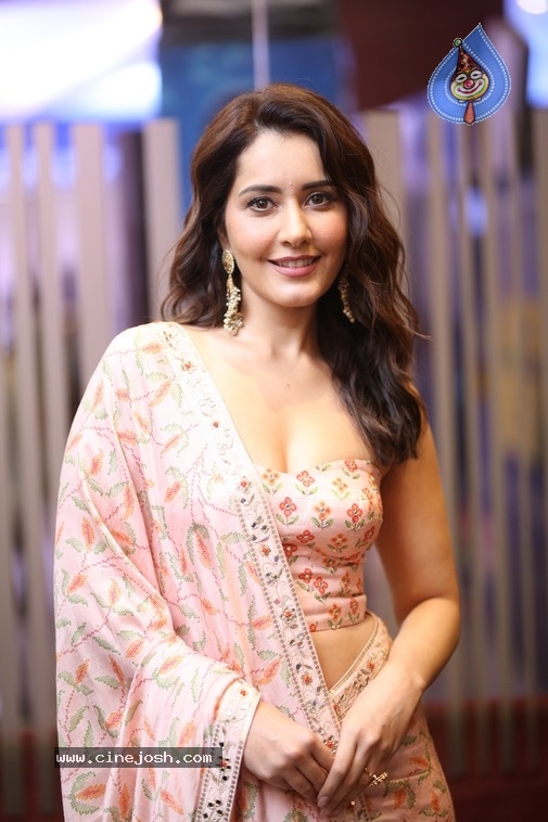 Raashii Khanna Photos - 1 / 20 photos