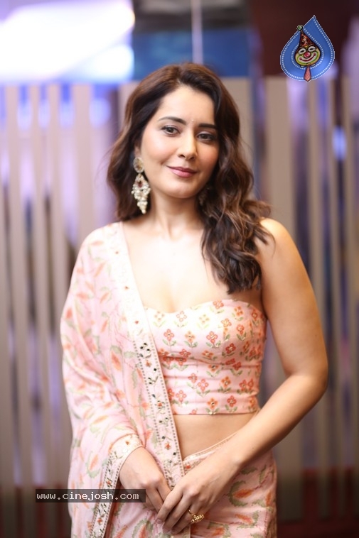 Raashii Khanna Photos - 17 / 20 photos
