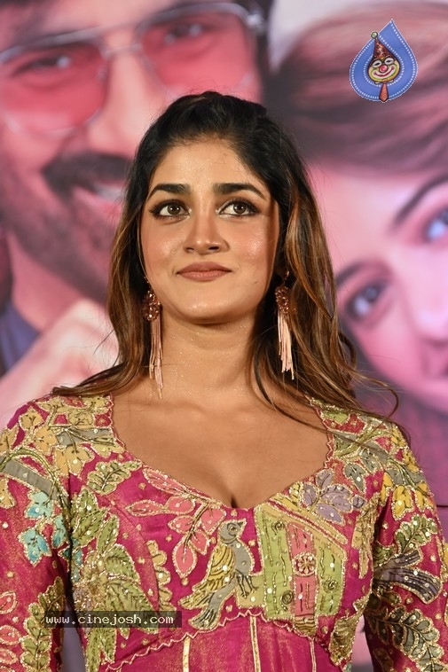 Dimple Hayathi Photos - 5 / 14 photos