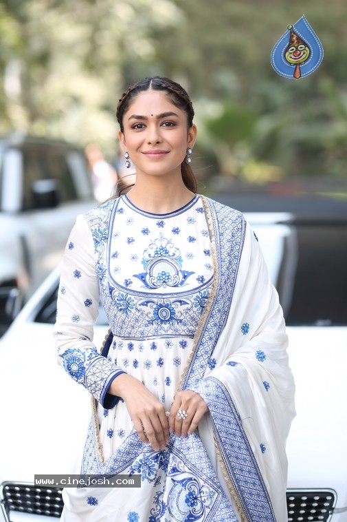 Mrunal Thakur Photos - 1 / 14 photos