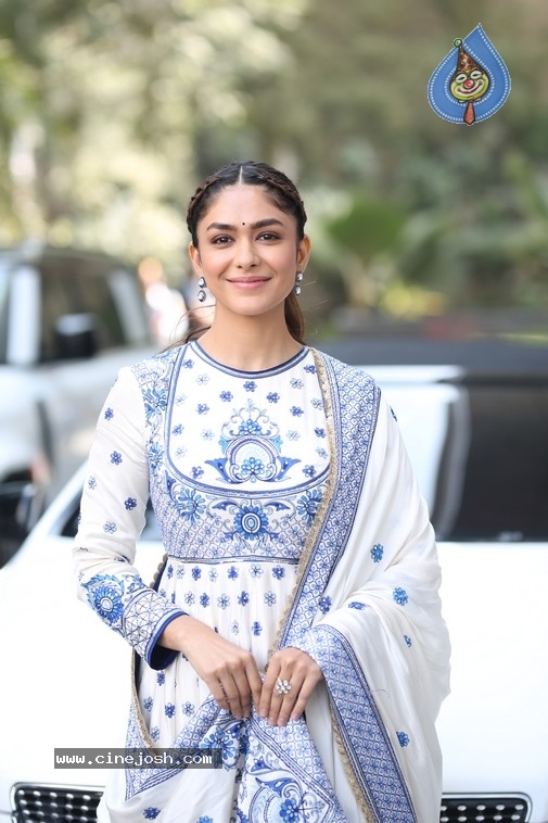 Mrunal Thakur Photos - 6 / 14 photos