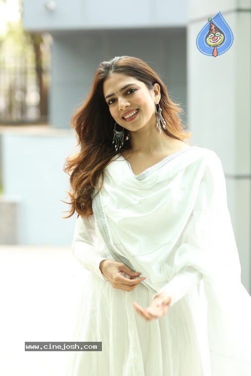 Malavika Mohanan Photos - 2 / 20 photos