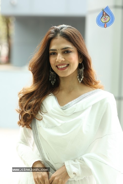 Malavika Mohanan Photos - 10 / 20 photos