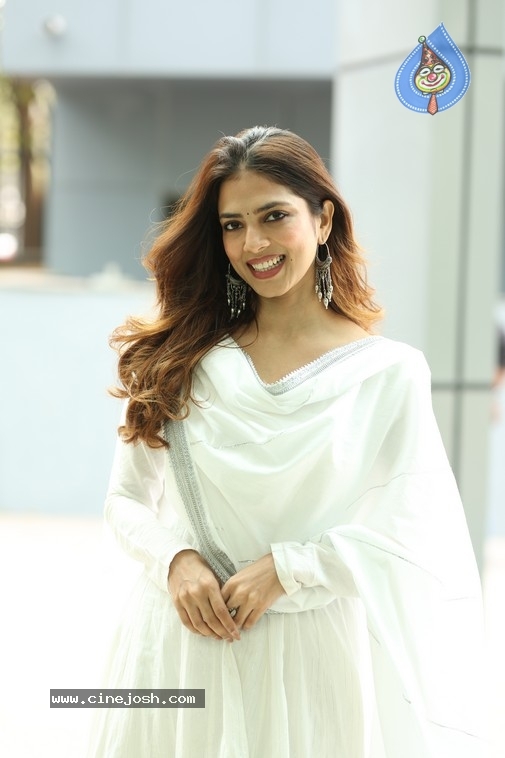 Malavika Mohanan Photos - 20 / 20 photos