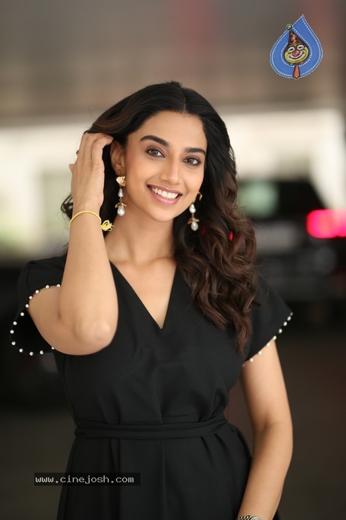 Meenakshi Chaudhary Photos - 7 / 20 photos