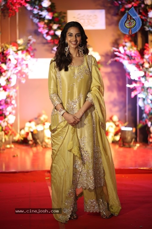 Meenakshi Chaudhary Photos - 4 / 19 photos