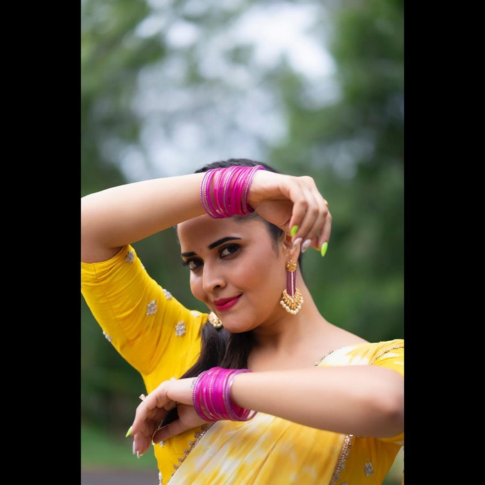 anasuya bharadwaj,anasuya bharadwaj latest pics,anasuya bharadwaj photo shoot,anasuya bharadwaj jabardasth shoot,anchor anasuya bharadwaj