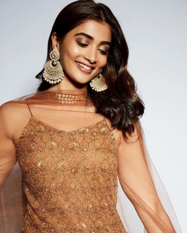 pooja hegde,pooja hegde dhanteras 2021 look,pooja hegde dhanteras photos shoot,pooja hegde new pics